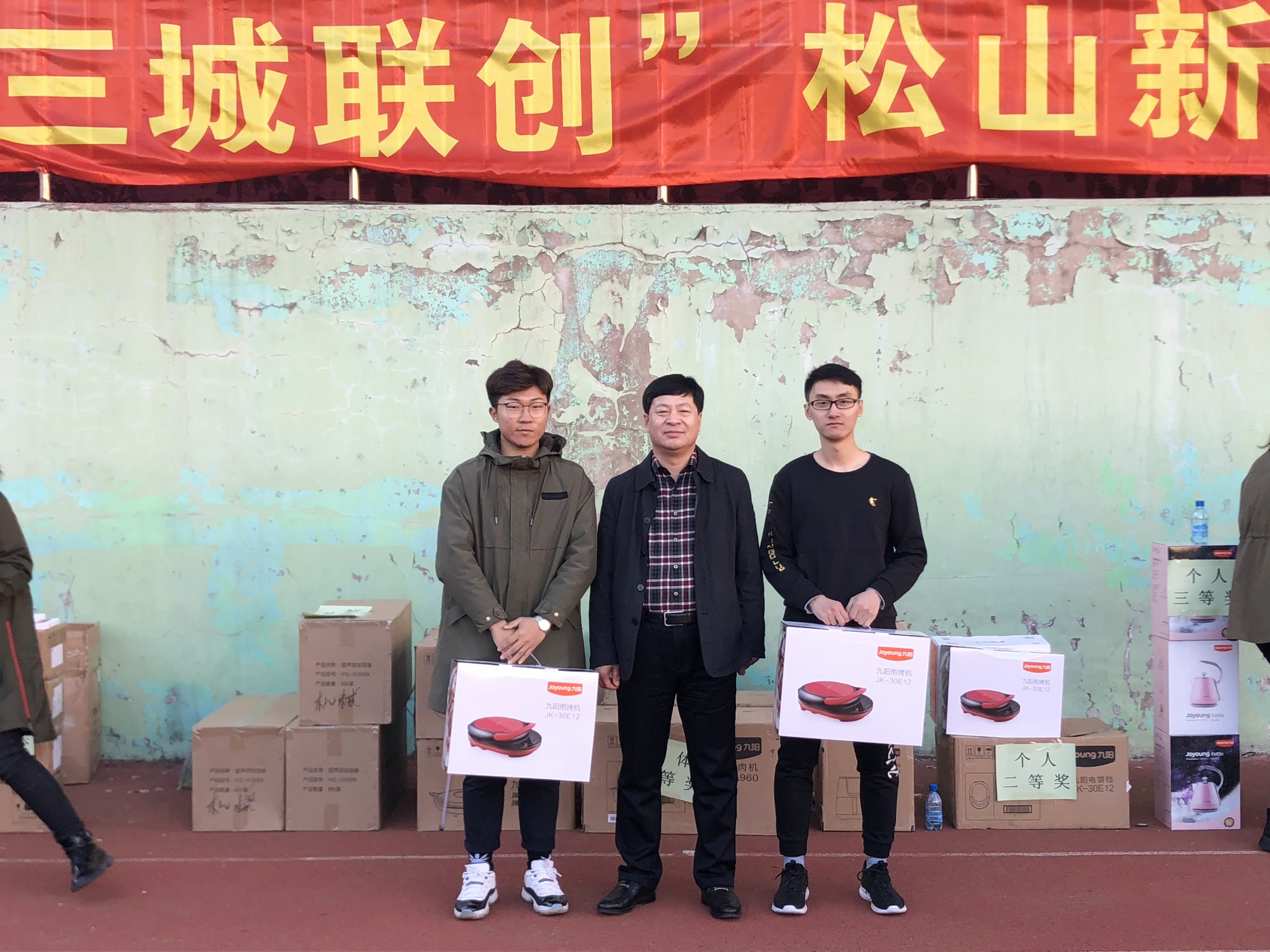 1-1Q122103UR92.jpg